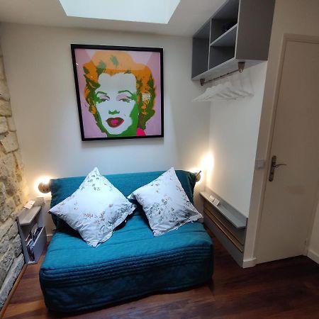 Romantic Tiny House Inside Montmartre ปารีส ภายนอก รูปภาพ