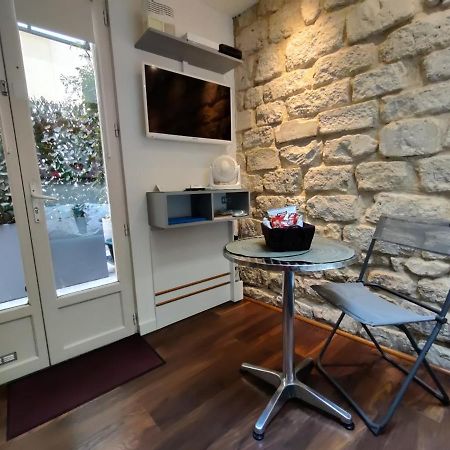 Romantic Tiny House Inside Montmartre ปารีส ภายนอก รูปภาพ