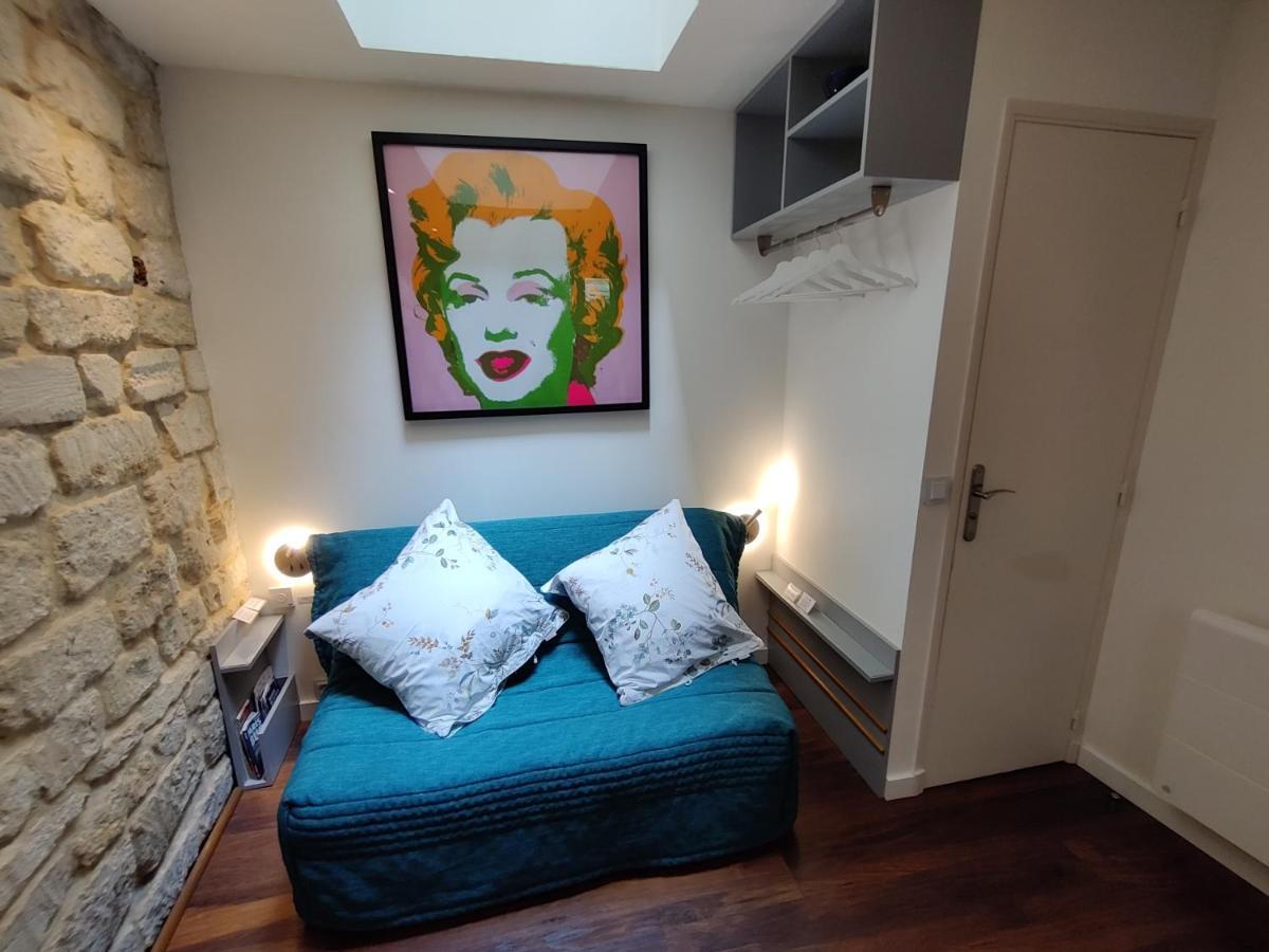 Romantic Tiny House Inside Montmartre ปารีส ภายนอก รูปภาพ