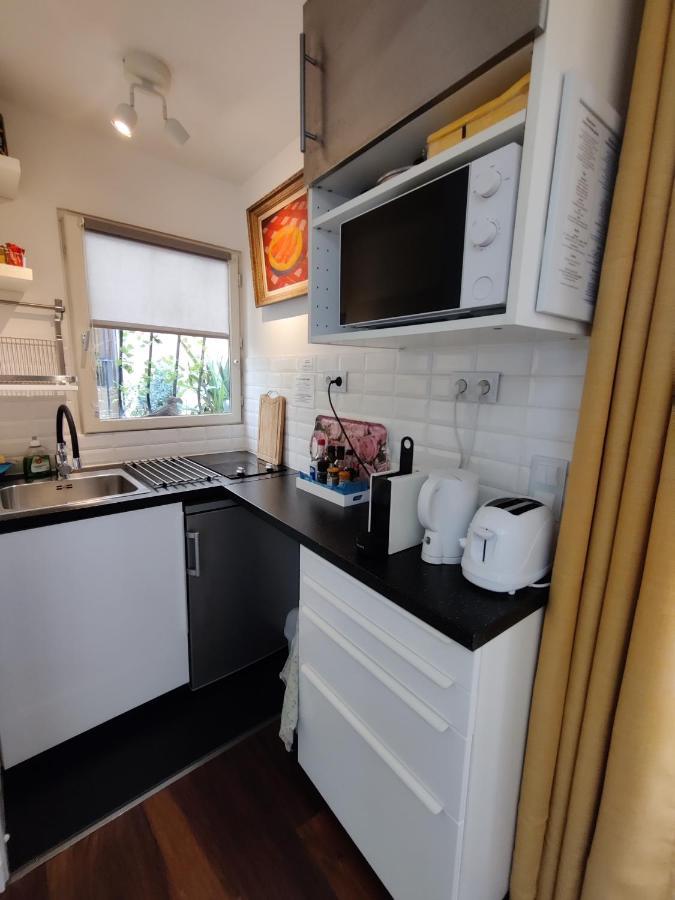 Romantic Tiny House Inside Montmartre ปารีส ภายนอก รูปภาพ