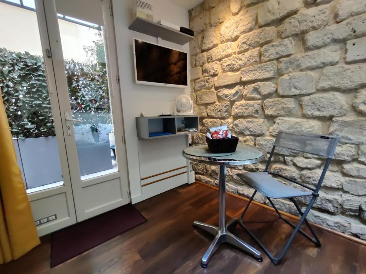 Romantic Tiny House Inside Montmartre ปารีส ภายนอก รูปภาพ