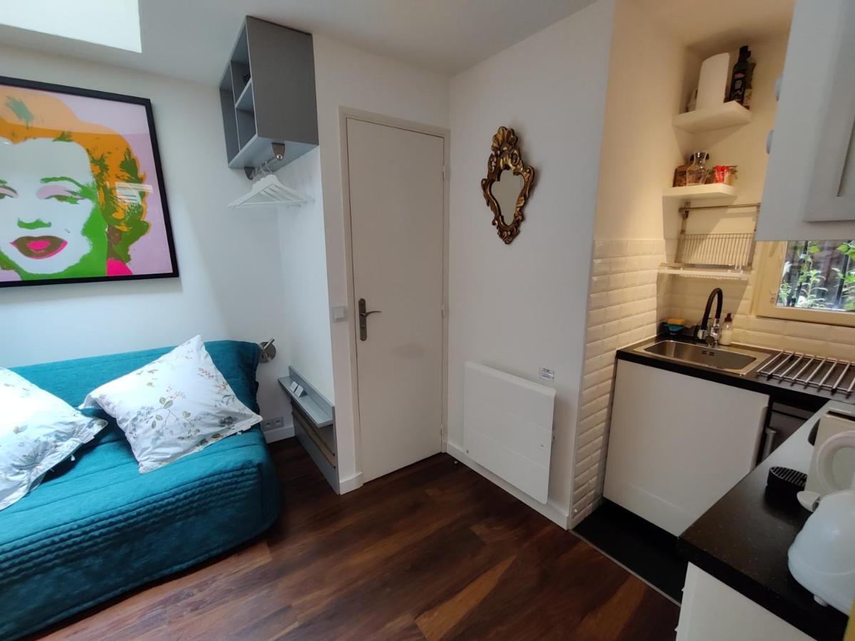 Romantic Tiny House Inside Montmartre ปารีส ภายนอก รูปภาพ