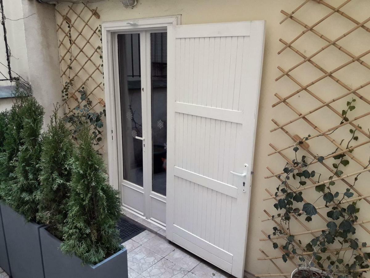 Romantic Tiny House Inside Montmartre ปารีส ภายนอก รูปภาพ