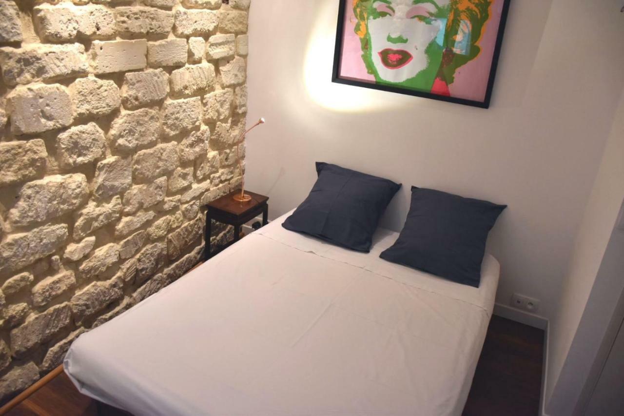 Romantic Tiny House Inside Montmartre ปารีส ภายนอก รูปภาพ
